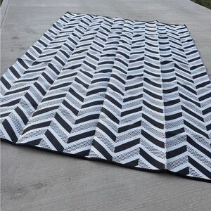 Outdoor Black and White Chevron Rug